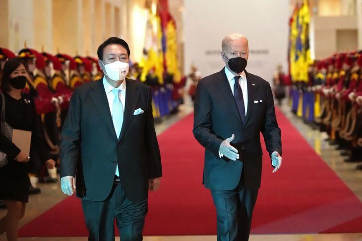 Joe Biden amerikai elnök és Jun Szukjol dél-koreai elnök. Fotó: EPA/Lee Jin-man