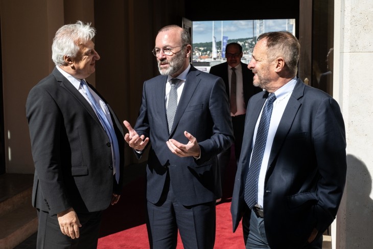 Semjén Zsolt, a KDNP elnöke, miniszterelnök-helyettes (b) fogadja Manfred Webert, az Európai Néppárt (EPP) elnökét (k) Hölvényi György, a KDNP európai parlamenti képviselője és alelnöke (j) társaságában a Karmelita kolostorban 2024. június 14-én 
