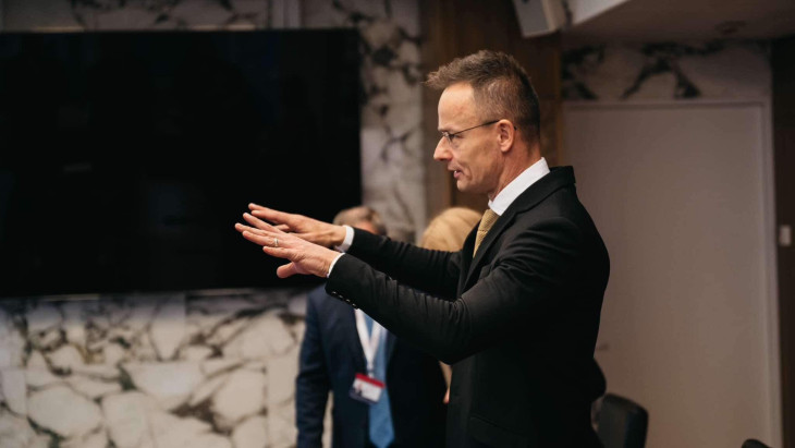 Szijjártó Péter magyaráz