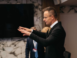 Szijjártó Péter magyaráz