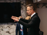 Szijjártó Péter magyaráz