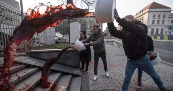 Tavasszal a prágai orosz követség lépcsőjét öntötték le vörös festékkel.  Fotó: Getty Images