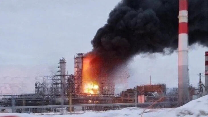 Az ukrán hadsereg az orosz finomítókat is rendszeresen támadja, itt az orjoli finomító ég