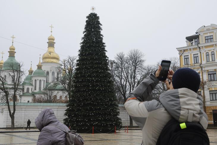 Karácsonyfa a kijevi Szent Zsófia-székesegyház mellett 2025. december 1-jén.