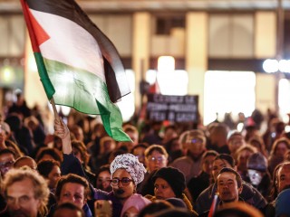 Palesztin párti tüntetés Párizsban 2023. november 2-án. A közel-keleti konfliktus kiújulása Franciaországban is felkorbácsolta az érzelmeket. Fotó: EPA/YOAN VALAT