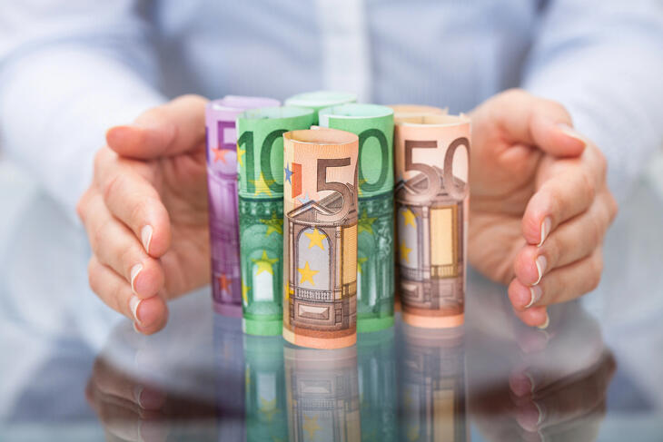 Hétfőn is csúcsközelben maradt a forint