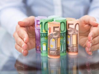 Hétfőn is csúcsközelben maradt a forint