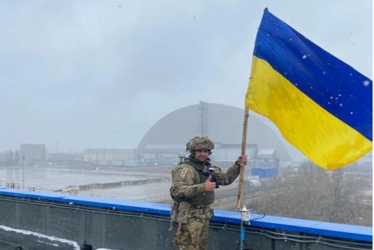 Ismét ukrán zászló leng a csernobili erőművön. Fotó: Ukrainska Pravda