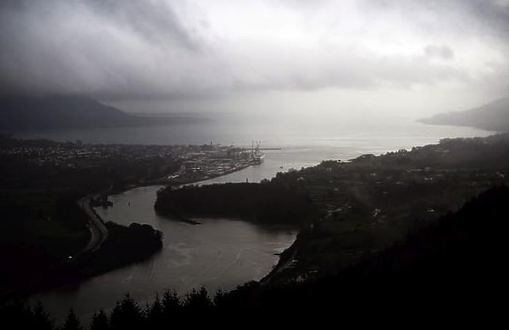 A Newry-folyó az ír-északír határon. Valahol messze pedig az Ír-tenger húzódik, ahol hamarosan megszűnhet a vámhatár. Fotó: EPA/NEIL HALL