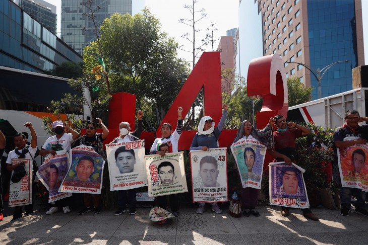A Mexikóban 2014-ben eltűnt 43 főiskolás rokonai és barátai tüntetnek Mexikóvárosban 2024. március 5-én. Fotó: EPA/SASHENKA GUTIERREZ    