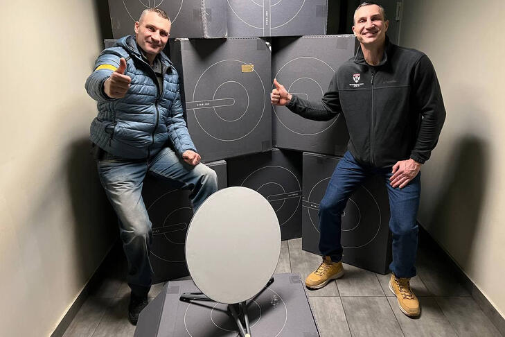 A Klicsko-testvérek a Kijevbe érkező Starlink-egységekkel: az internet háborúban is működik