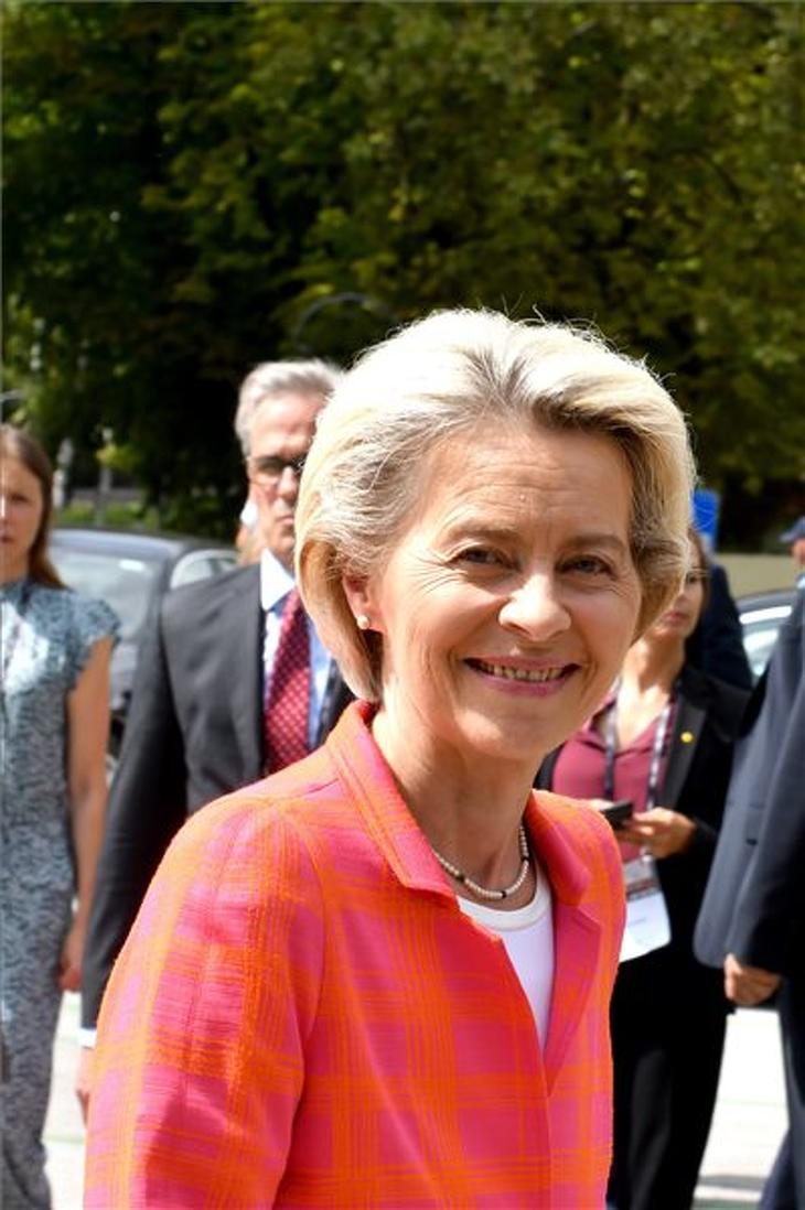 Ursula von der Leyen, az Európai Bizottság elnöke a Bledi Stratégiai Fórumra érkezik a szlovéniai Bledben 2022. augusztus 29-én. A kétnapos fórumnak az Ukrajna elleni orosz invázió és annak következményei a fő témája. MTI/EPA/Natasa Kupljenik