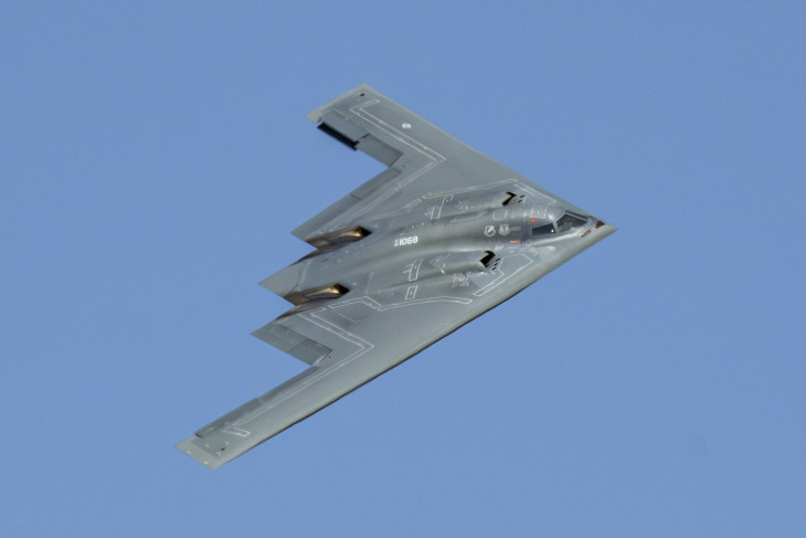 B-2-es bombázó gyakorlórepülésen. Sokszor nem vetették be élesben, de most tényleg nagyot szólt