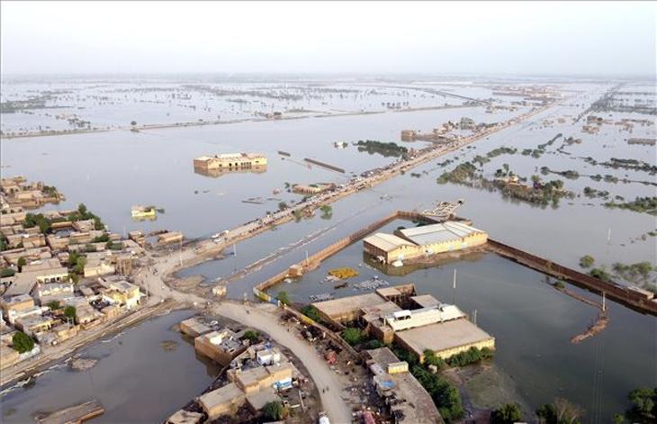 Pakisztánban a monszunesők okozta áradások miatt mintegy 33 millió embernek kellett elhagynia lakóhelyét. Fotó: MTI/AP/Zahid Husszein