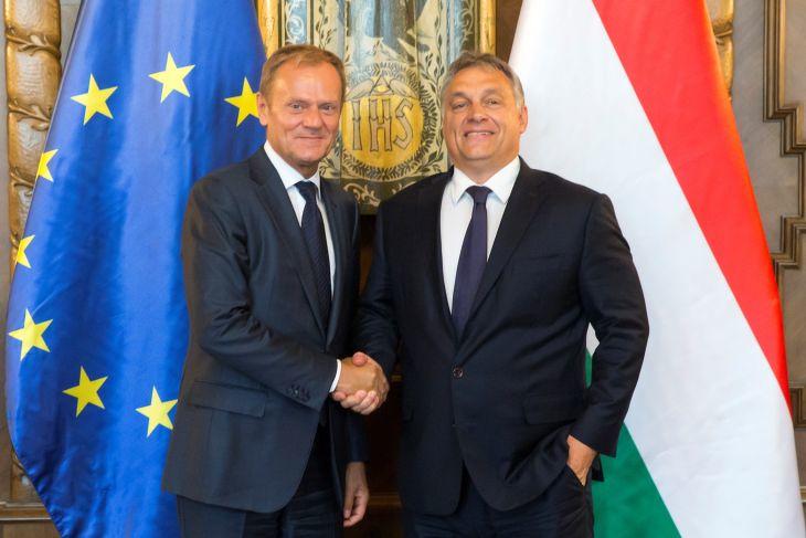 Donald Tusk 2016-ban, az Európai Tanács akkori elnökeként még kezet fogott Orbán Viktorral, ma már nem tenné. Fotó: Európai Tanács