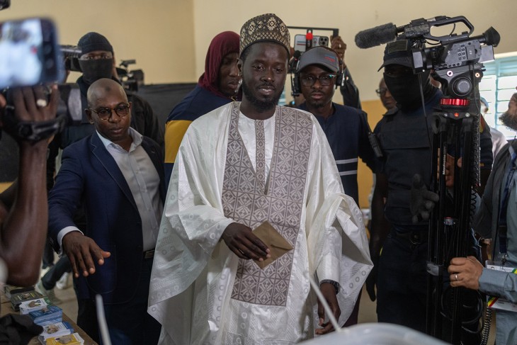 Bassirou Diomaye Faye ellenzéki elnökjelölt (k) leadja szavazatát a szenegáli elnökválasztás napján, 2024. március 24-én a Thiés régióbeli Ndiaganiao településen