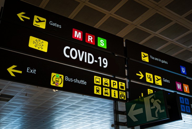 Egy nemzetközi repülőtéren a Covid alatt. Fotónk illusztráció: Depositphotos