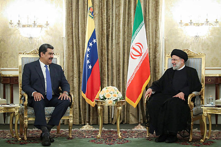 Az iráni elnöki hivatal által közreadott képen Nicolas Maduro venezuelai és Ebrahim Raíszi iráni elnök teheráni találkozója 2022. június 11-én. MTI/EPA/Iráni elnöki hivatal