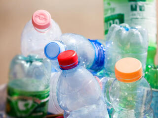 Az iráni háború miatt csak horroráron lehet hozzájutni a műanyaghoz