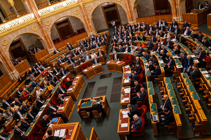 Parázs vita lehet ma a parlamentben