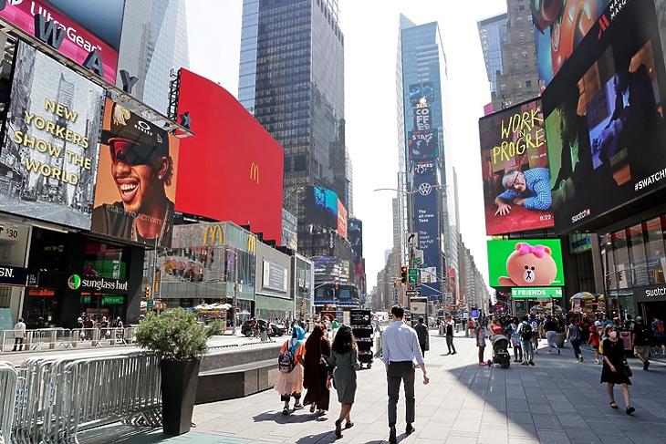 Milliók maradnak védőháló nélkül. Times Square, New York, 2021. augusztus 12.  EPA/JASON SZENES