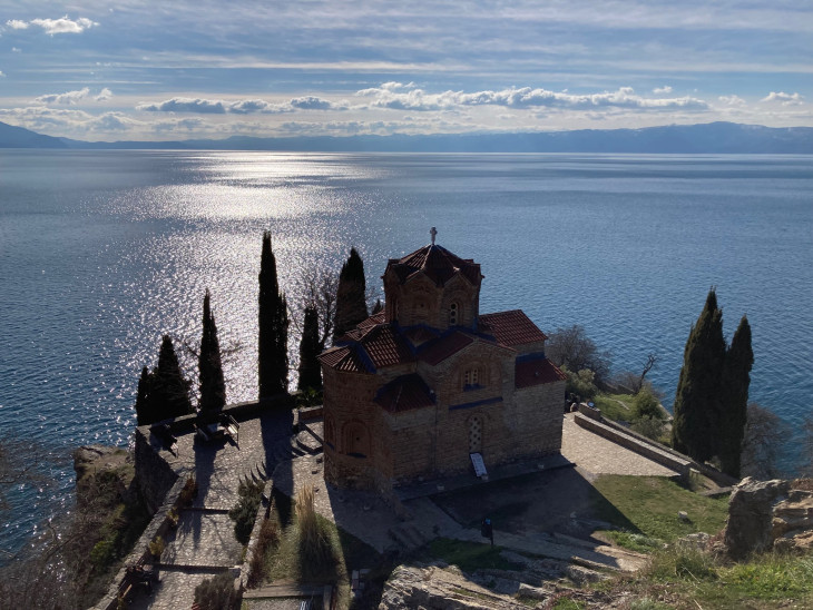 Teológus Szent János temploma az Ohridi-tó partján