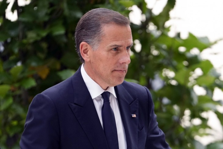 Hunter Biden, Joe Biden amerikai elnök fia érkezik az ellene három rendbeli tiltott fegyverbirtoklás miatt indult per tárgyalására a Delaware állambeli Wilmington szövetségi bíróságára 2024. júniusában. A vádak között szerepel, hogy az elnök 54 éves fia 2018 őszén hamis nyilatkozatot tett egy lőfegyver megvásárlásakor kábítószer-fogyasztásával kapcsolatban, majd nem sokkal később a fegyver egy szemétgyűjtőbe került, ahol a hatóságok megtalálták. Az amerikai törvények tiltják, hogy rendszeres kábítószer-használók fegyvert vásároljanak.