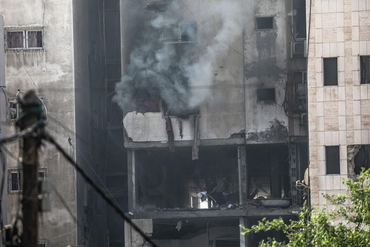 Találatot kapott lakóépületből száll fel füst Gázában 2022. augusztus 5-én, miután az izraeli hadsereg több légicsapást hajtott végre a Gázai övezetben. Fotó: MTI/EPA/Mohamed Szaber 