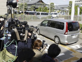 Kimura Rjúdzsit, a két nappal ezelőtt Kisida Fumio japán miniszterlnök elleni merénylet gyanúsítottját szállítják a rendőrségről az ügyészségre Vakajamában 2023. április 17-én. Fotó: MTI/AP/Kyodo News