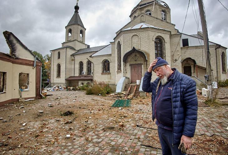 Megrongált temploma előtt egy ukrán pap, Mikola a kelet-ukrajnai Harkivi területen fekvő Ruszka Lozova faluban az Ukrajna elleni orosz háború alatt. Fotó: MTI/EPA