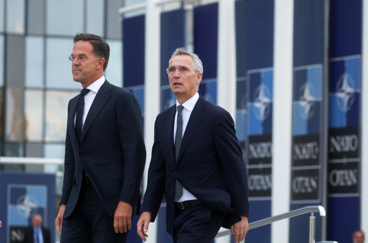  Jens Stoltenberg leköszönő NATO-főtitkár (j) és hivatali utódja, Mark Rutte koszorúzáson vesz részt a tisztség átadási ünnepségén a NATO brüsszeli székházánál 2024. október 1-jén.