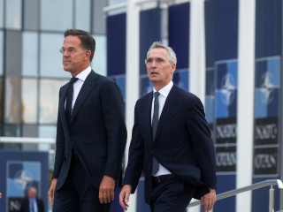  Jens Stoltenberg leköszönő NATO-főtitkár (j) és hivatali utódja, Mark Rutte koszorúzáson vesz részt a tisztség átadási ünnepségén a NATO brüsszeli székházánál 2024. október 1-jén.