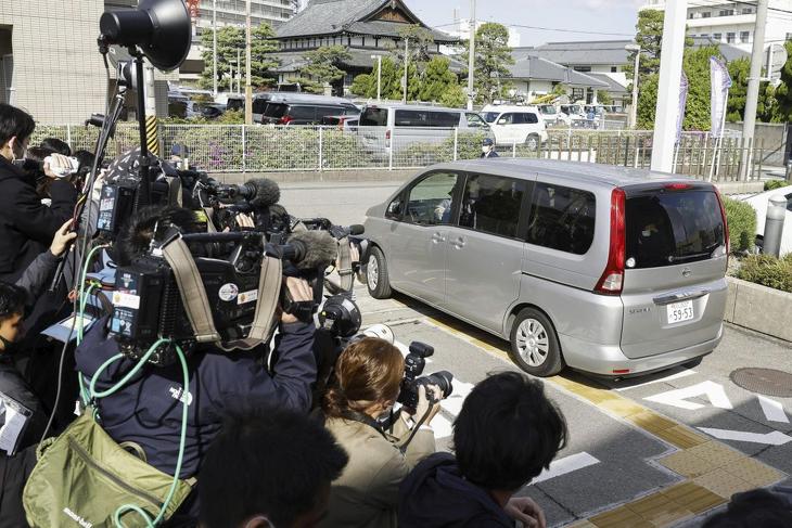 Kimura Rjúdzsit, a két nappal ezelőtt Kisida Fumio japán miniszterlnök elleni merénylet gyanúsítottját szállítják a rendőrségről az ügyészségre Vakajamában 2023. április 17-én. Fotó: MTI/AP/Kyodo News 