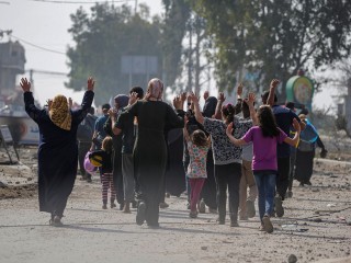 Palesztin nők és gyerekek menekülnek a Gázai övezet északi részéről (2023 novemberi felvétel). Fotó: EPA/MOHAMMED SABER 