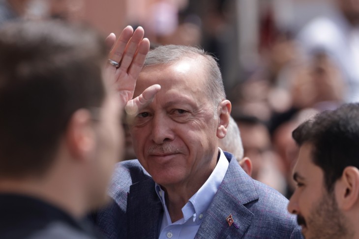 Még négy év? Recep Tayyip Erdogan köszönti híveit Isztambulban 2023. május 14-én. Fotó: EPA/ERDEM SAHIN