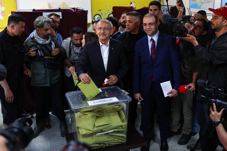 Sokan vannak, de még nem elegen. Kemal Kilicdaroglu szavazás közben Ankarában 2023. május 14-én. Fotó: EPA/SEDAT SUNA