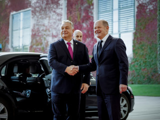 . A Miniszterelnöki Sajtóiroda által közreadott képen Olaf Scholz német kancellár (j) fogadja Orbán Viktor miniszterelnököt a Berlini Folyamat 10. csúcstalálkozóján Berlinben 2024. október 14-én. A Berlini Folyamatot Németország 2014-ben indította útjára azzal a céllal, hogy az uniós bővítést is elősegítve megerősítsék a nyugat-balkáni régió országai közötti együttműködést.