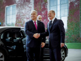 . A Miniszterelnöki Sajtóiroda által közreadott képen Olaf Scholz német kancellár (j) fogadja Orbán Viktor miniszterelnököt a Berlini Folyamat 10. csúcstalálkozóján Berlinben 2024. október 14-én. A Berlini Folyamatot Németország 2014-ben indította útjára azzal a céllal, hogy az uniós bővítést is elősegítve megerősítsék a nyugat-balkáni régió országai közötti együttműködést.