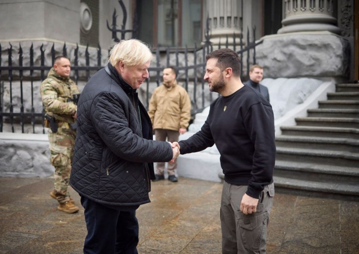 Az ukrán elnöki sajtóVolodimir Zelenszkij ukrán elnök fogadja Boris Johnson volt brit miniszterelnököt Kijevben 2023. január 22-én. MTI/EPA/Ukrán elnöki sajtószolgálat
