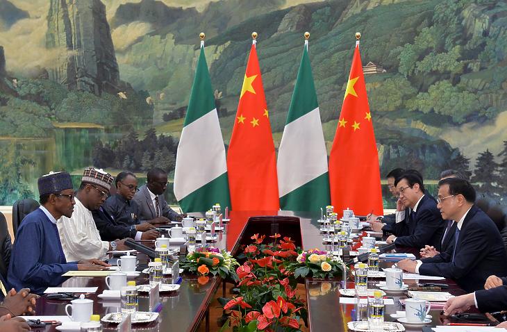 Muhammadu Buhari nigériai elnök (balra) és Li Ko-csiang, Kína miniszterelnöke (jobbra) tárgyal Pekingben, 2020. április 13-án. (Fotó: Kenzaburo Fukuhara/AFP/Getty Images)