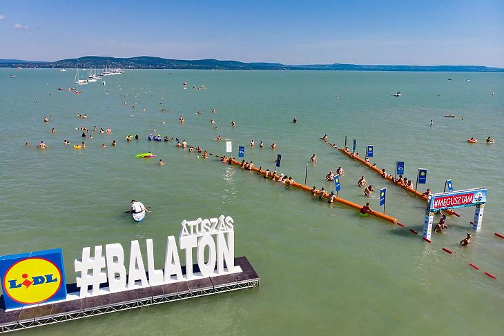 A többezres Balaton-átúszás nem veszélyes, csak a zenés, táncos rendezvények