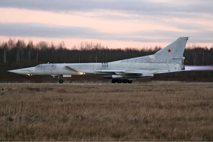 Tu-22M nehézbombázóra szerelt X-22-es cirkálórakéta. Mindkettő az 1960-as évek óta szolgál, de még most is nehéz védekezni ellenük az ukrán légvédelem és légierő lehetőségeivel. Fotó: Wikimedia