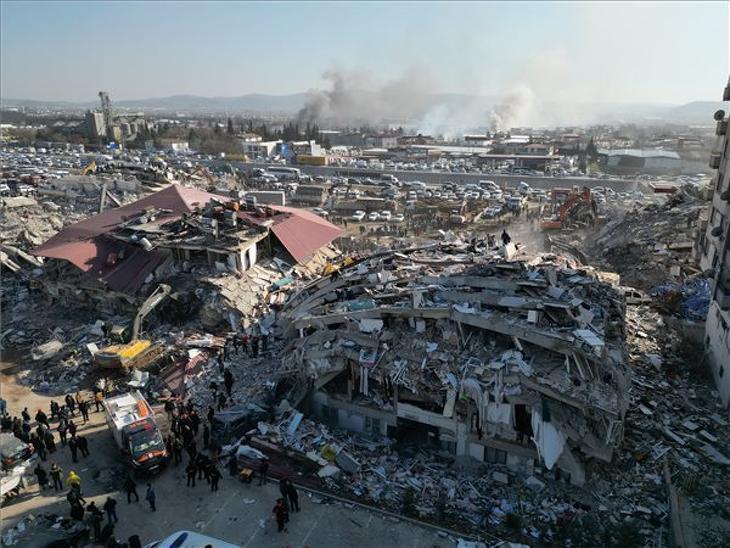 Légi felvétel a pusztítás nyomairól a földrengés sújtotta délkelet-törökországi Kahramanmarasban. Fotó: MTI/EPA/Abir Szultan