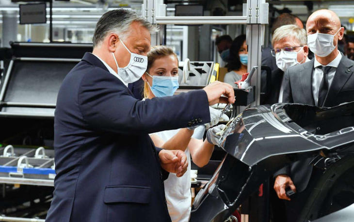 Orbán Viktor az Audi győri gyárában 2020-ban. Fotó: MTI fotó / Koszticsák Szilárd