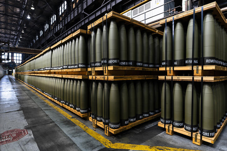 NATO-standard amerikai 155 mm-es M795 tüzérségi lövedékek egy amerikai üzemben. Nincs annyi, amennyi Ukrajnának kéne