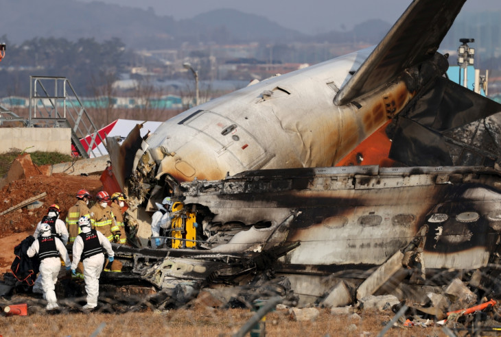 Tűzoltók és mentők a roncsnál 2024. december 29-én, miután a Jeju Air dél-koreai légitársaság Boeing 737-800-as repülőgépe 181 emberrel a fedélzetén leszállás közben letért a kifutópályáról és egy kerítésfalnak ütközött a dél-koreai Muan nemzetközi repülőterén. A hatóságok egyelőre két túlélőről tudnak. 