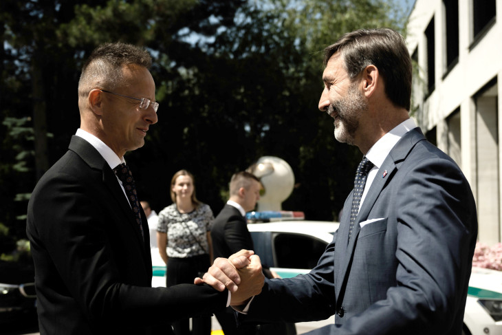 A Külgazdasági és Külügyminisztérium (KKM) által közreadott képen Juraj Blanár szlovák külügyi és európai ügyekért felelős miniszter (j) fogadja Szijjártó Péter külgazdasági és külügyminisztert Pozsonyban 2025. június 20-án. 