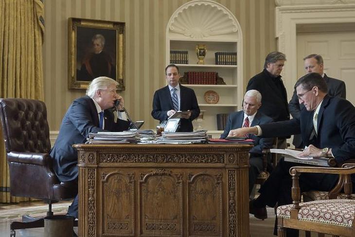 A mellbimbótól a telefonmániáig - összeszedték Trump legnagyobb baklövéseit