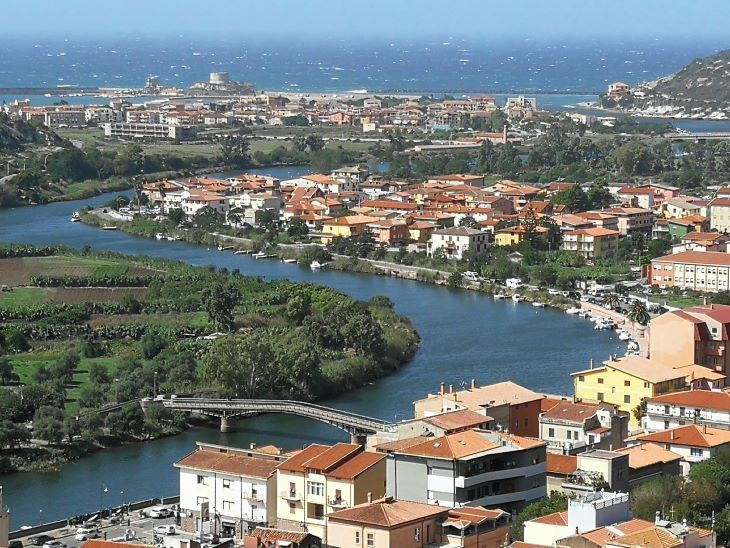 Bosa városa a várnegyedből a folyóval. Egy napot megér Algheróból kiindulva