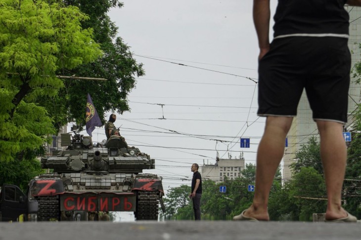 A Wagner csoport katonái egy Szibéria feliratú tankkal lezárnak egy utcát a dél-oroszországi Rosztov belvárosában 2023. június 24-én. Jevgenyij Prigozsin, a Wagner Group vezetője  közölte, hogy csapatai elfoglalták a Déli Katonai Körzet parancsnokságának épületét. Fotó: EPA/Stringer
